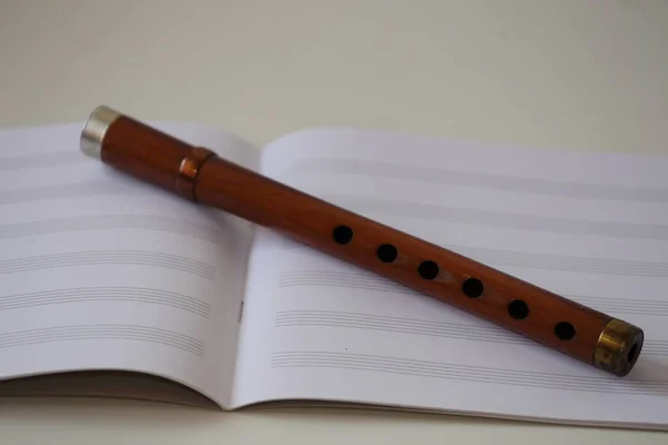  Meyve, sürülerini güderken çobanların kullandığı geleneksel bir enstrümandır..