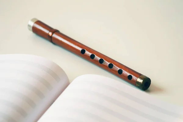  Meyve, sürülerini güderken çobanların kullandığı geleneksel bir enstrümandır..