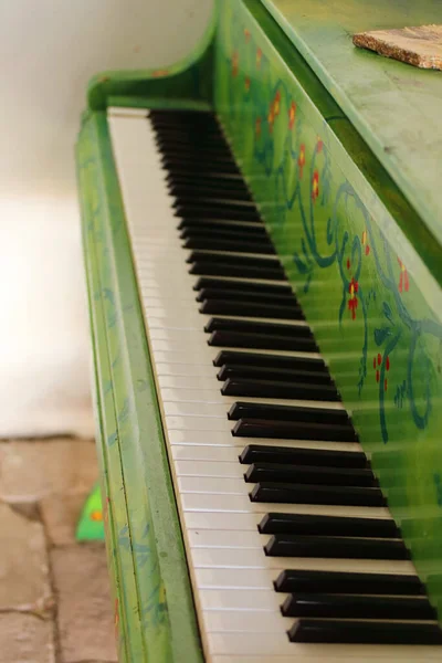 Piyano arka bahçede ve piyano klavyelerinde