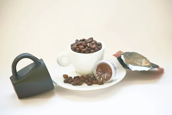 Espresso, kahve çekirdekleri aracılığıyla az miktarda kaynar su basıncını dışa vurarak veya zorlayarak demlenir..