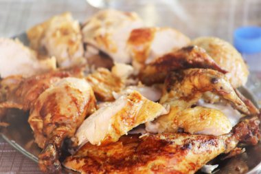 Kızarmış tavuk. Izgarada ızgara tavuk. Bir bölmede kızarmış tavuk. Tavuk servis edildi..