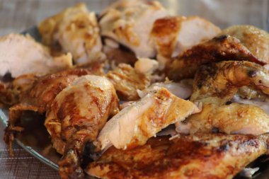 Kızarmış tavuk. Izgarada ızgara tavuk. Bir bölmede kızarmış tavuk. Tavuk servis edildi..