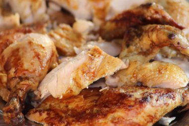 Kızarmış tavuk. Izgarada ızgara tavuk. Bir bölmede kızarmış tavuk. Tavuk servis edildi..