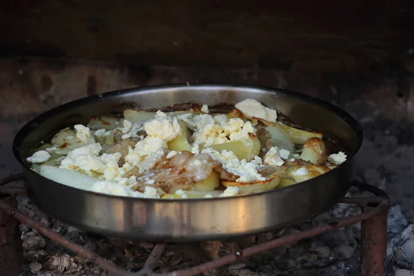 Kese altında kremalı patates ve kuzu dokusu. Sa, ekmek hamuru ya da etin pişirilmesi gereken sığ bir çan gibi büyük bir metal ya da seramik kapaktır..