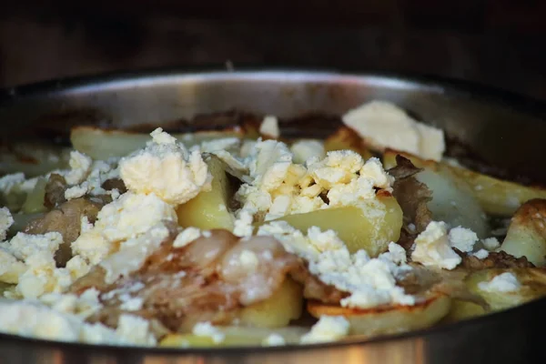 Kese altında kremalı patates ve kuzu dokusu. Sa, ekmek hamuru ya da etin pişirilmesi gereken sığ bir çan gibi büyük bir metal ya da seramik kapaktır..