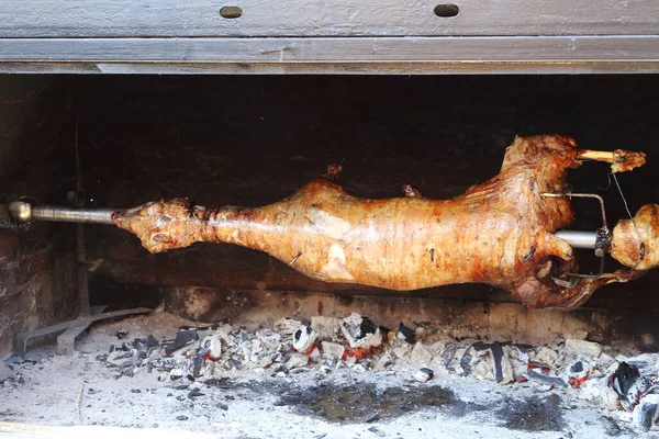 Tatil boyunca sıcak kömürlerin üzerinde kuzu leşi pişirmek. Geleneksel Sırp kızartma kuzusu.