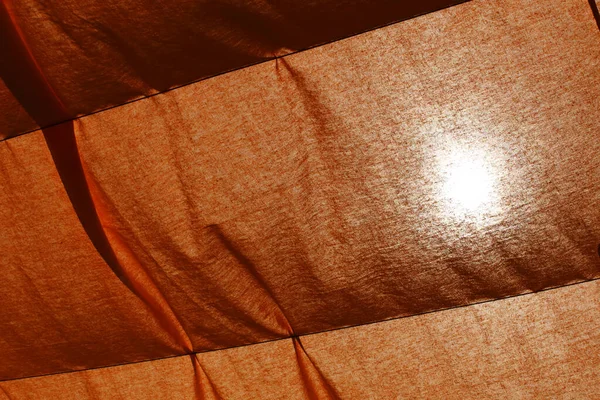 Açık kumsal şemsiyesi deseni. Mavi ve sarı şeffaf ışınlar. Tatil, tatil ve yaz konsepti için arka plan.