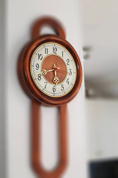 Holzuhr Hängt Fenster Schlafzimmer Moderne Batteriebetriebene Wanduhr — Stockfoto