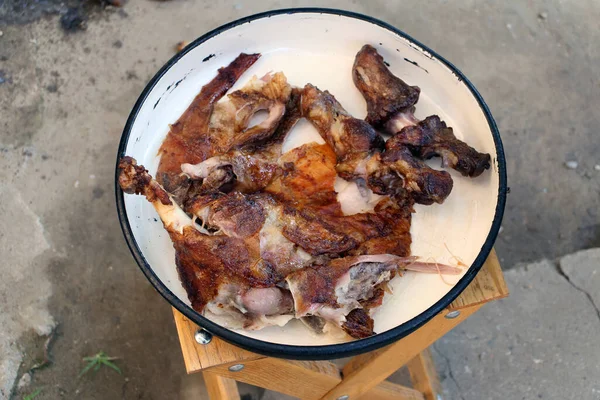 Kuzu budu rostosu. Tatil boyunca sıcak kömürlerin üzerinde kuzu leşi pişirmek. Geleneksel Sırp kızartma kuzusu.