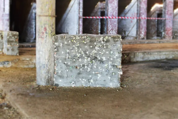 Paintball sahasının kirli duvarı. Beton duvara boya topu mermileri sıçrıyor. Pek çok paintball sıçramasının sonucu olarak kirli renkli bir arka plan..