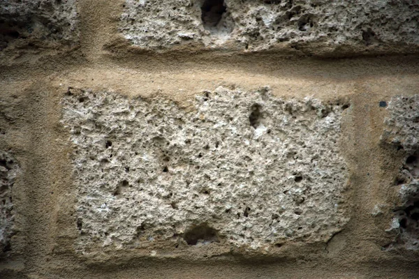  Taş duvar dokusu. Doğal taşlardan yapılmış Sırp kırsal duvarları. Taş duvar yüzeyini kapatın..