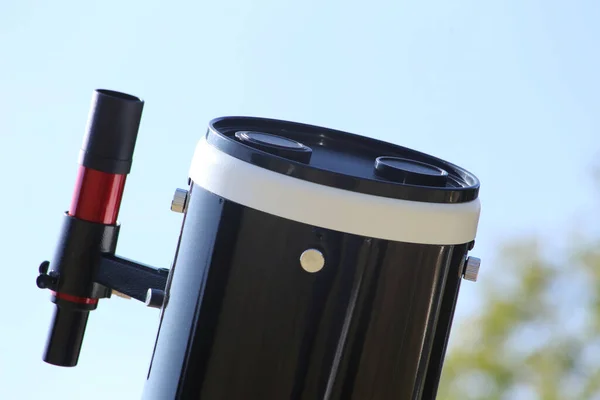 Newton 'un yansıtıcı teleskopu. Gözlem için hazırlanıyorum. Göz Parçası ile Teleskop Odaklayıcısı.