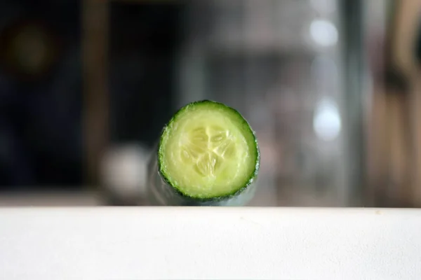 Folyoya sarılmış salatalık. Salatalık masanın üzerinde duruyor. Salatalık taze değil..