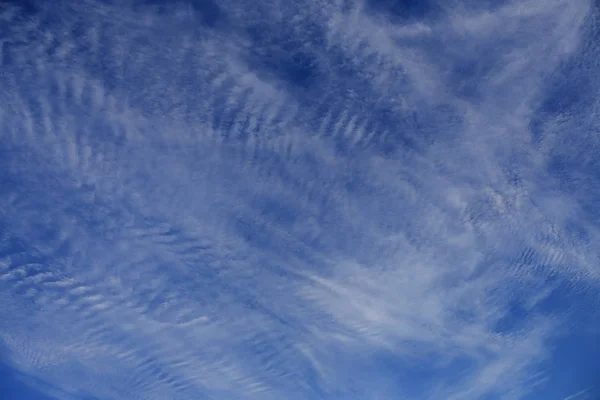 Céu Azul Com Nuvens Brancas Cirrus Como Fundo Natural — Fotografia de Stock