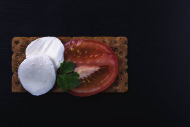 ince ekmek tost domates ve peynirle ahşap bir gemide. Sağlıklı bir diyet kavramı