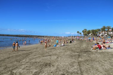Tenerife, İspanya - 20 Ekim 2012 - görünüm tatilciler ile güzel kumlu plaj