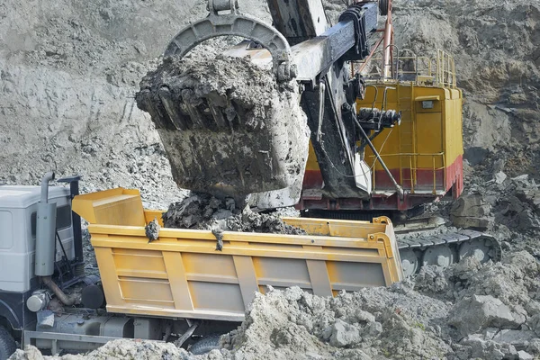 Der Prozess Der Verladung Von Land Mit Einem Großen Bagger — Stockfoto