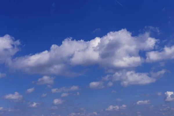 Hermoso Cielo Azul Con Nubes Blancas Como Fondo Natural —  Fotos de Stock