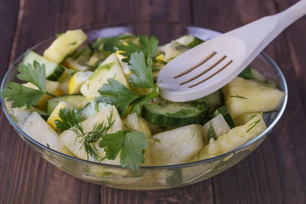 bir tabak lezzetli yaz marul üzerinden pineapple ve salatalık portre