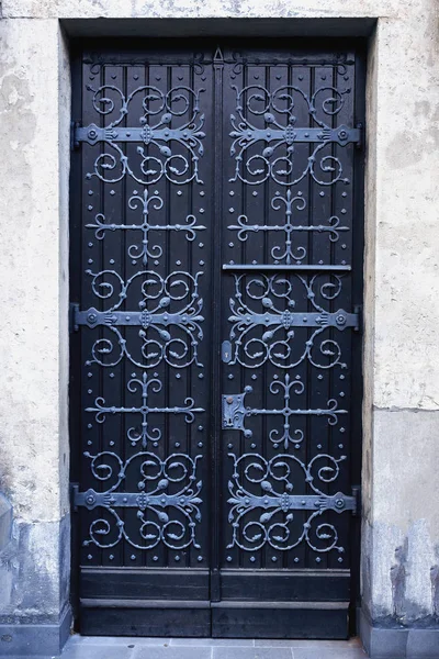 トリム金属が付いている古い木製ドア飾り Closeu — ストック写真