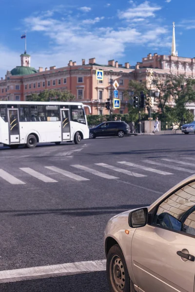Вид Збоку Автомобіля Перехресті Тлі Палацу Блакитного Неба — стокове фото