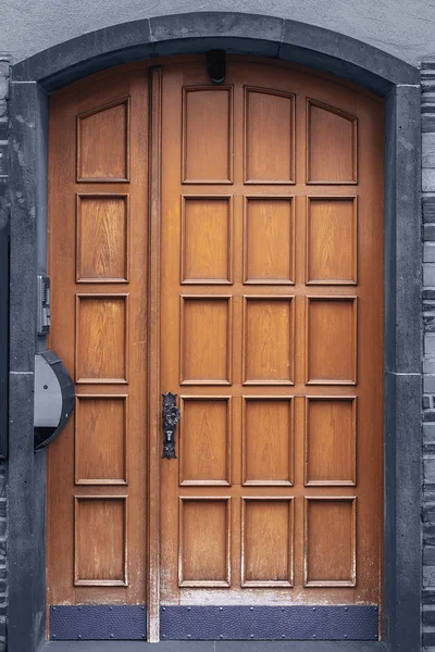 Отреставрированная Деревянная Дверь Украшенная Деревянными Украшениями Крупным Планом — стоковое фото