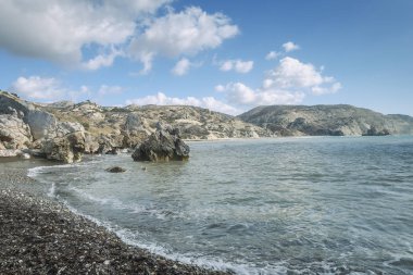 parça taşlı Aphrodite beach dağlar ve mavi gökyüzü arka planı