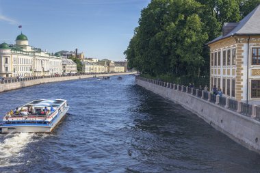 Rusya'nın St. Petersburg kentinde zevk gemilerle Fontanka Nehri üzerinde göster
