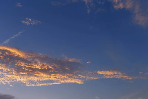 Céu Azul Bonito Com Nuvens Douradas Como Fundo Natural — Fotografia de Stock