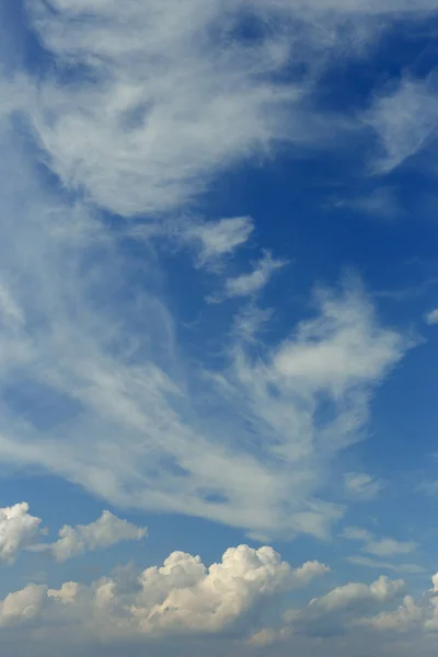 Güzel Mavi Gökyüzü Beyaz Bulutlar Doğal Bir Kükreme Gibi — Stok fotoğraf