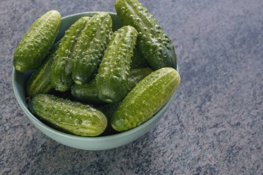 üstten görünüm salatalık dekapaj için hazırlanan bir seramik kase. Kış için yiyecek koruma kavramı