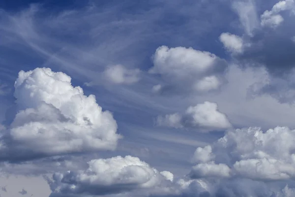 Grands Cumulus Nuages Dans Ciel Bleu Comme Fond Naturel — Photo