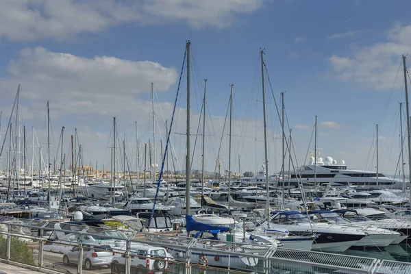 在西班牙城市马略卡岛港口的小型帆船在蓝天背景 — 图库照片