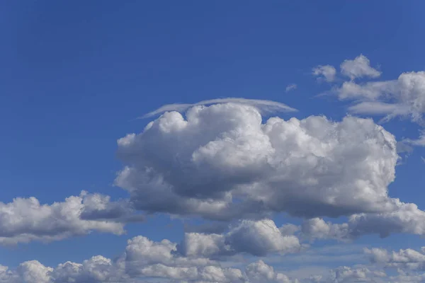 Ciel Bleu Avec Des Cumulus Blancs Comme Fond Naturel — Photo