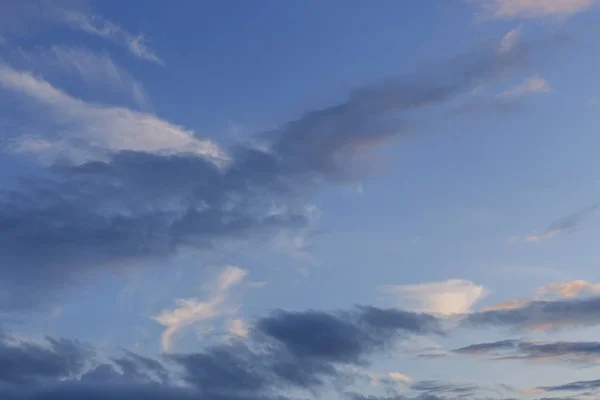 Nuvens Cirrus Brancas Azuis Espalhadas Pelo Céu Como Fundo Natural — Fotografia de Stock