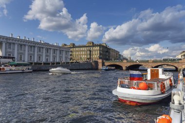 ön planda bir turistik gemi ile St Petersburg Fontanka Nehri'nin görünümü