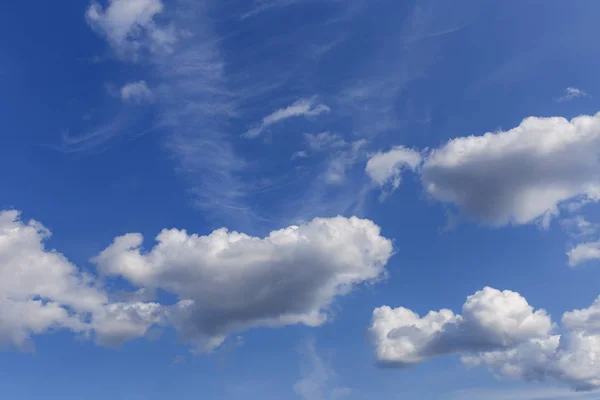 Schöner Blauer Himmel Mit Weißen Wolken Als Natürlicher Hintergrund — Stockfoto