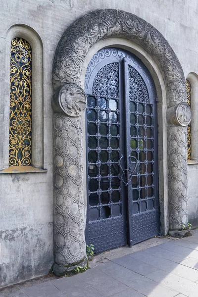 豊かな装飾を持つ古い金属製のドアの側面図 — ストック写真