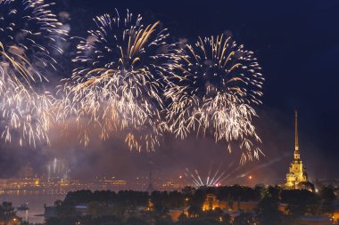 St. Petersburg gökyüzü gece şehir ve nehir arka planı renkli selam