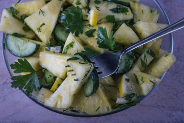 bir tabak taze yaz marul ananas ve salatalık ahşap arka plan üzerinde