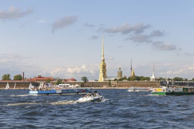 Neva Nehri eski bir kale arka planı üzerinde Turistik gemiler