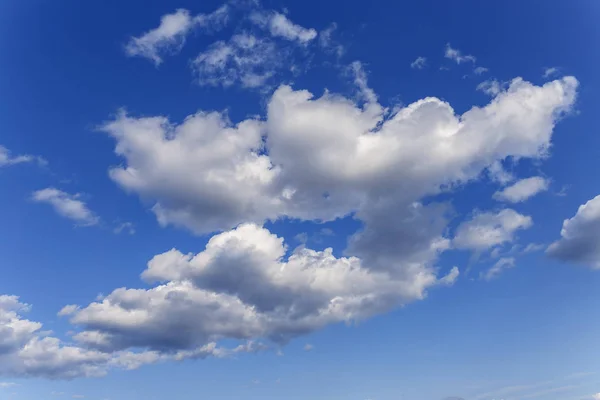 Gyönyörű Kék Fehér Felhők Mint Természetes Háttér — Stock Fotó