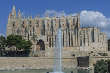 Katedrali, St. Mary - Ana Kilisesi Palma de Mallorca ön planda bir çeşme ile görünümünü