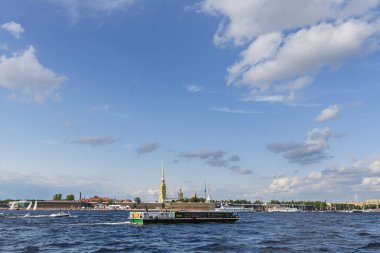 Neva Peter ve Paul Fortress ve mavi gökyüzü arka plan üzerinde turist ile gemi
