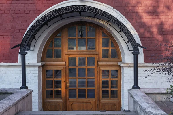 美しい金属キャノピー クローズ アップ付き木製ドアを復元 — ストック写真