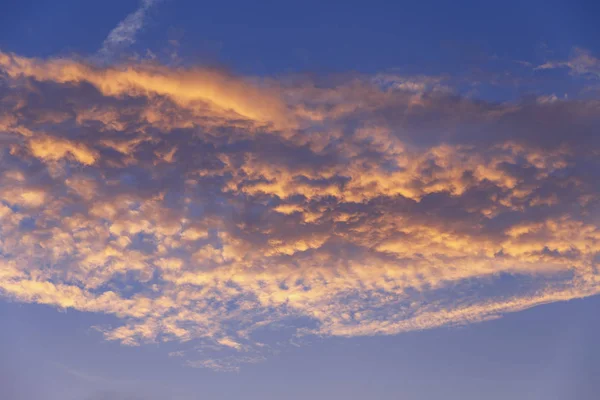 Krásně Prosluněné Cirrus Mraky Proti Modré Obloze — Stock fotografie