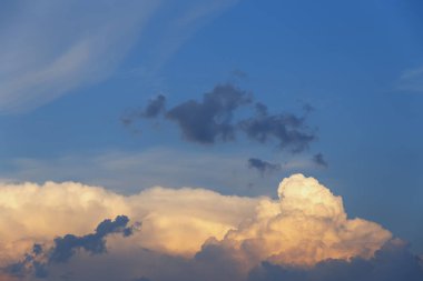 Doğal bir arka plan olarak altın bulutlar ile güzel mavi gökyüzü