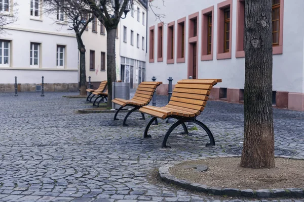 德国美因茨市广场上的带木制座椅的铁凳 — 图库照片