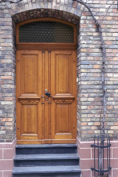 レンガ壁の背景のクローズ アップの美しい古い木製ドア — ストック写真
