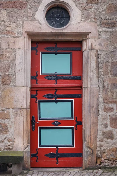 石の壁の背景のクローズ アップの美しい木製ドア — ストック写真